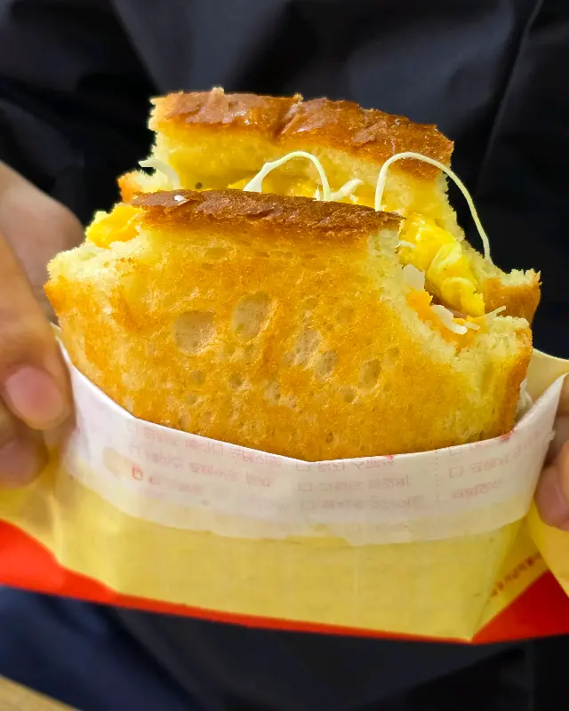 노릇하게 구워진 햄치즈 토스트