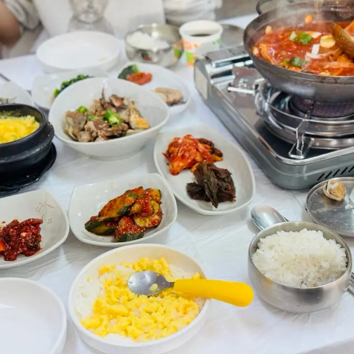 갈치조림과 다양한 반찬이 차려진 식탁