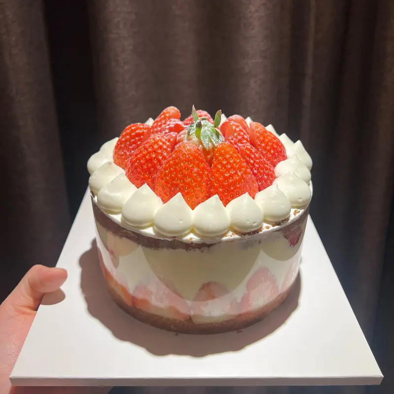 프레지에 케이크 위에 딸기가 가득 올려진 모습