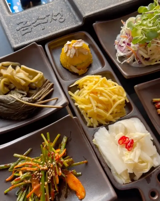 정갈하게 담겨져 나오는 밑반찬들