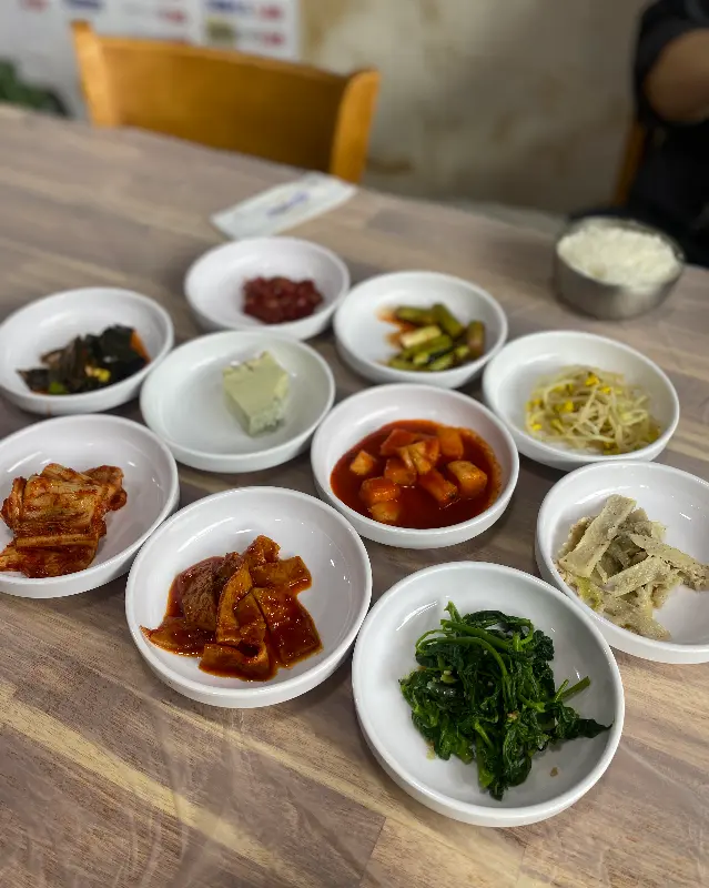 정갈하게 차려진 밑반찬