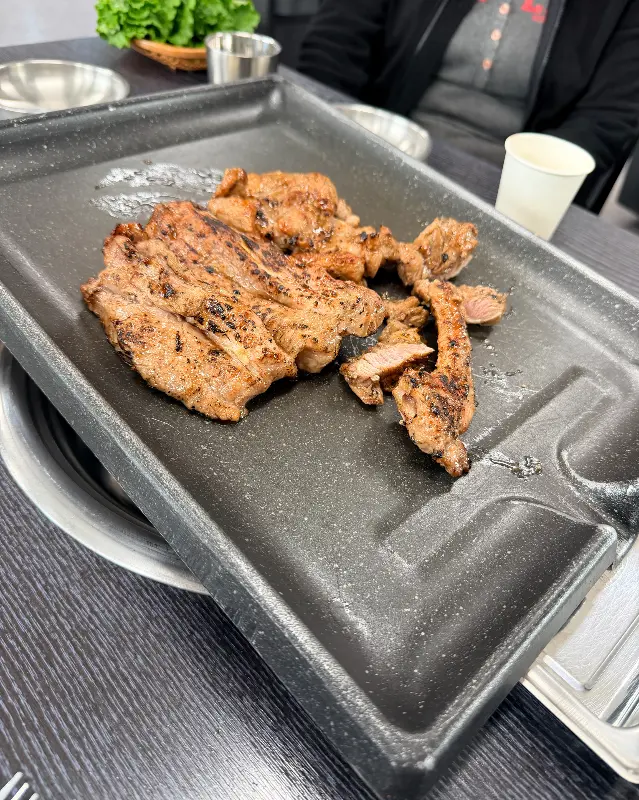 맛있게 구워진 돼지갈비