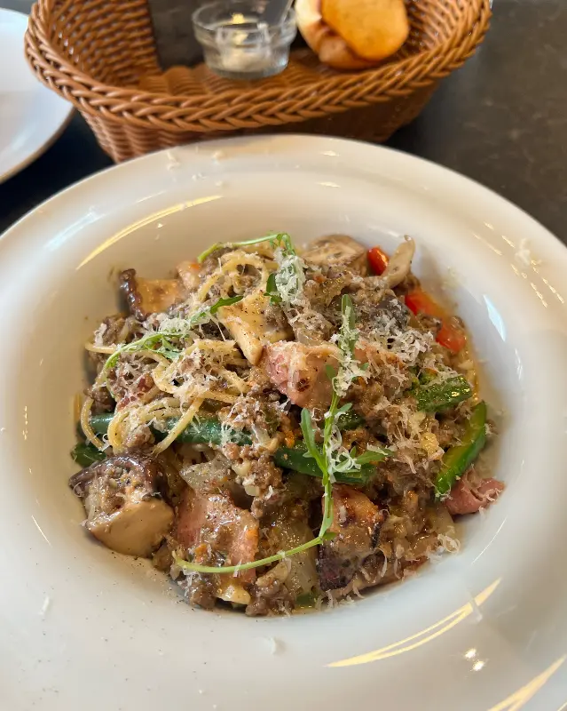 풍성한 재료가 돋보이는 파스타