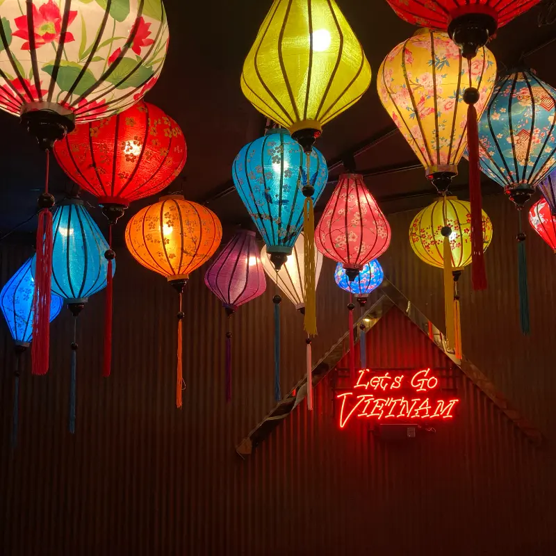 알록달록한 등이 천장에 매달려 있는 모습