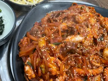 뇌를 깨우는 매운맛! 방이동 꽃낙지에서 발견한 행복 호르몬 분출 낙지볶음 맛집
