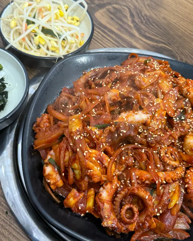 윤기가 흐르는 낙지볶음