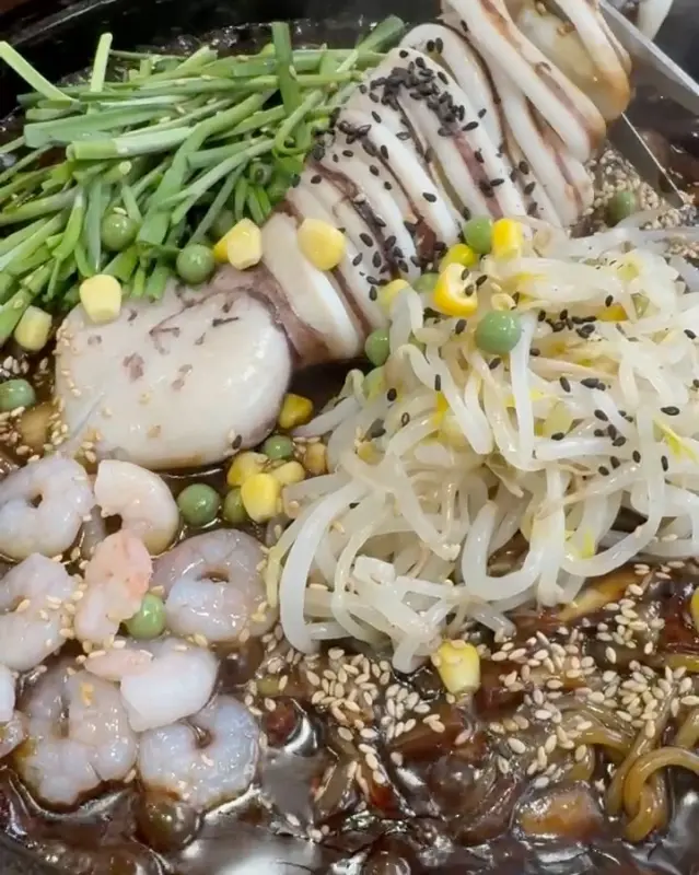 통오징어 한 마리가 통째로 올라간 돌짜장의 위엄