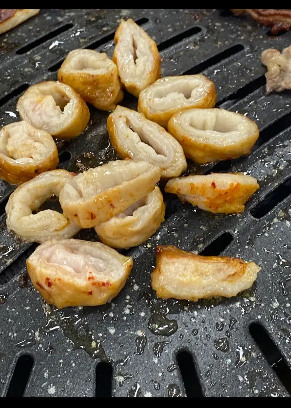 노릇하게 구워진 막창의 클로즈업