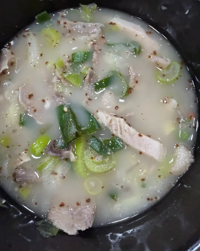 순대국에 담겨있는 고기의 모습