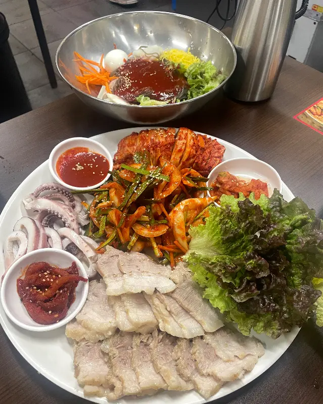 푸짐한 세트 메뉴 한 상 차림