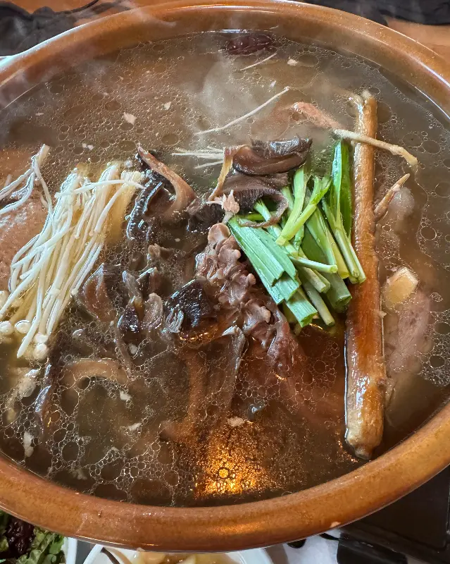 능이 오리 백숙의 클로즈업 샷