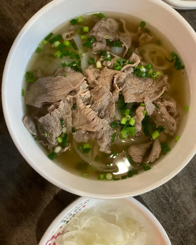 왕갈비가 듬뿍 들어간 호치민 쌀국수의 모습