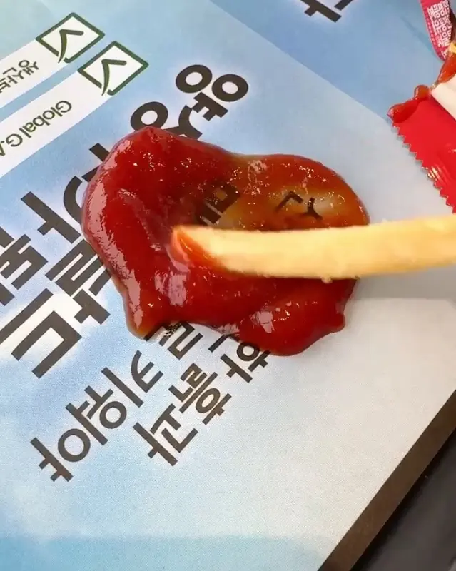 감자튀김을 케찹에 찍어먹는 모습