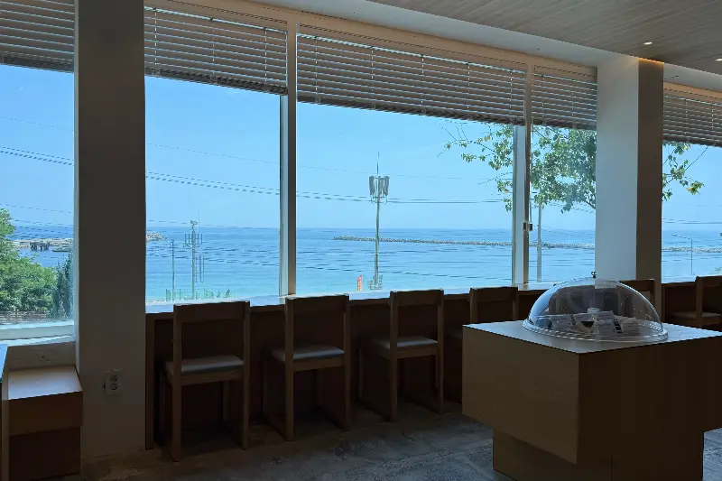 카페 파로 내부에서 보이는 탁 트인 오션 뷰