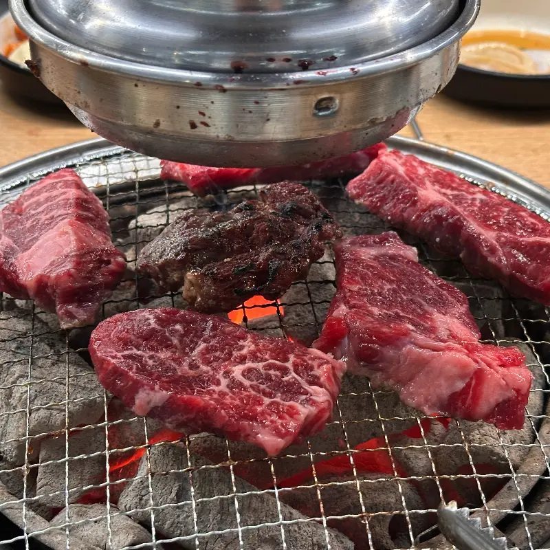 불판 위에서 맛있게 익어가는 소고기