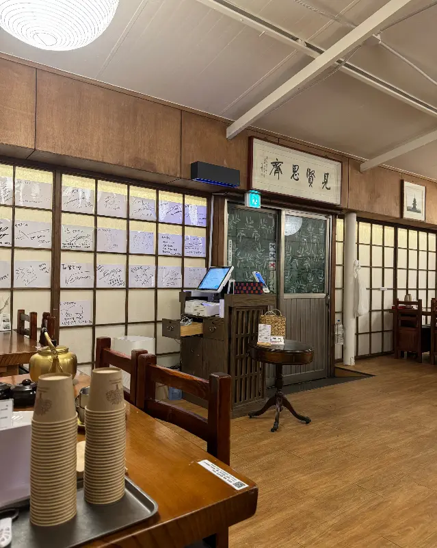 넓고 깔끔한 매장 내부