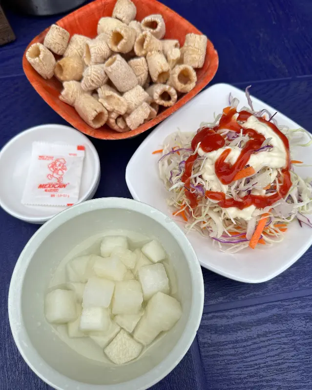 기본으로 제공되는 샐러드, 무, 과자