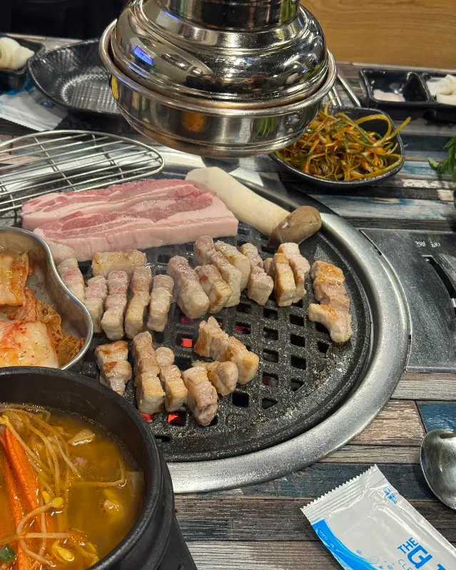 잘 구워진 돼지고기와 홍게 된장찌개