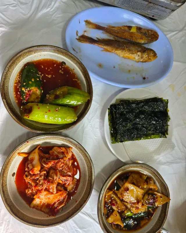 정갈하게 담겨 나온 밑반찬, 김, 오이소박이, 어묵볶음, 조기구이, 김치가 눈에 띈다.