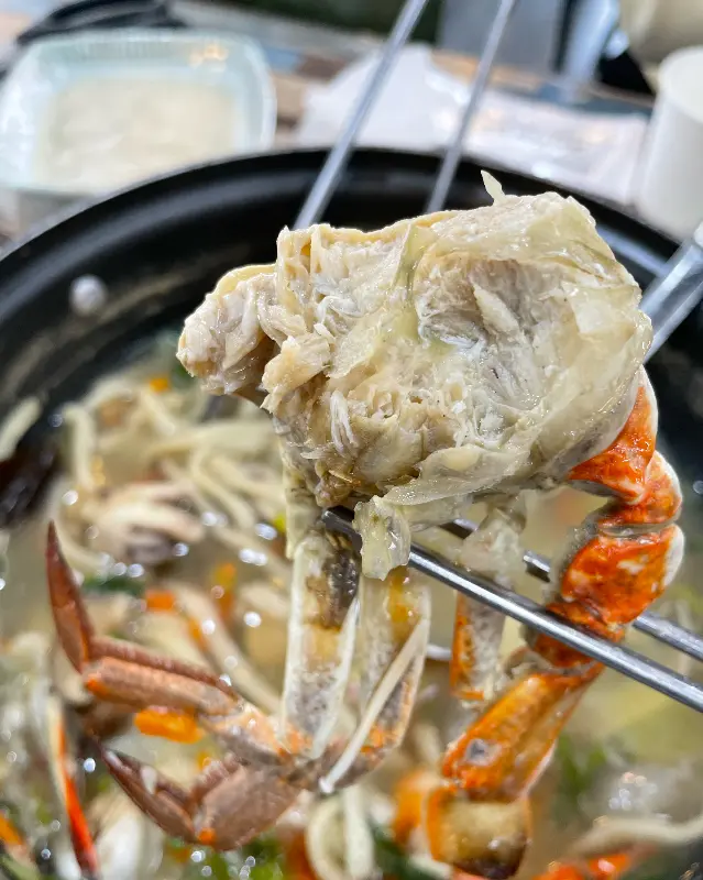 꽃게 다리에 젓가락을 대고 살을 발라내는 모습