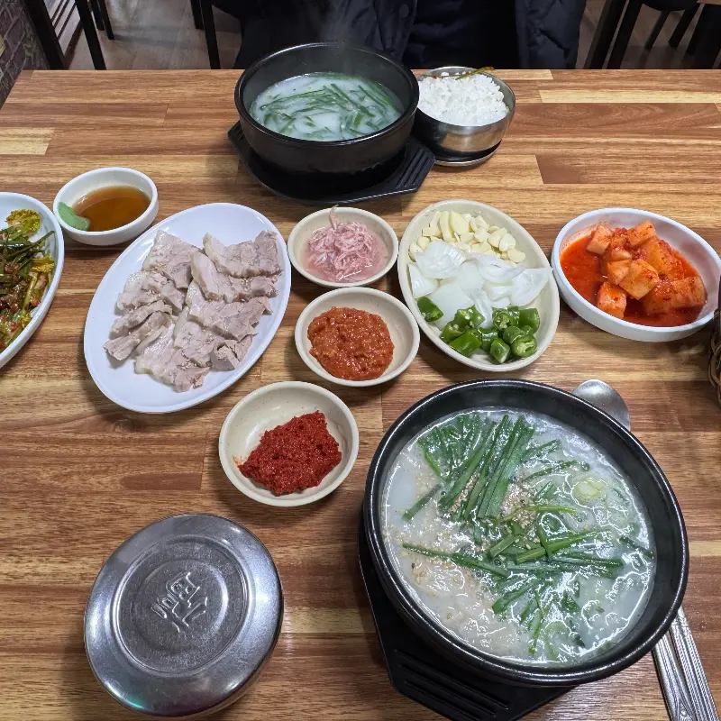 테이블 가득 차려진 음식