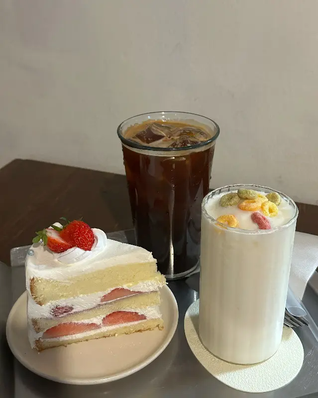 딸기 케이크와 음료