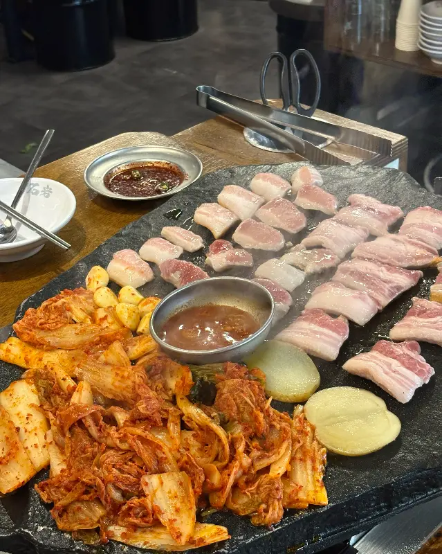 돌판 위의 푸짐한 한 상