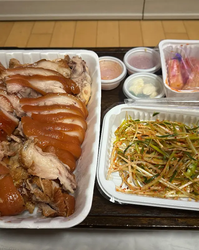 윤기가 좌르르 흐르는 족발