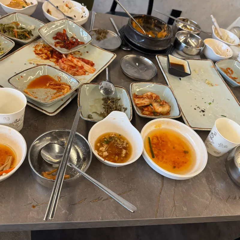 식사를 마친 후 테이블, 깔끔하게 비워진 접시들이 맛을 증명한다.