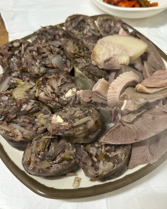 윤기가 좌르르 흐르는 순대 한 접시