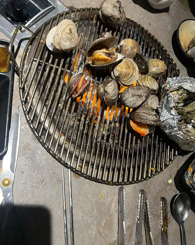 불판 위 익어가는 조개