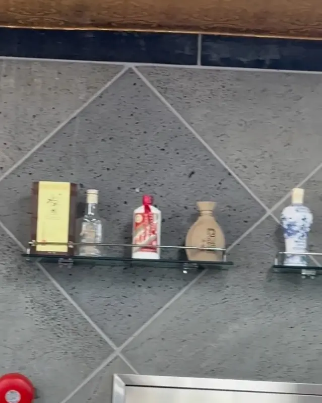 다양한 술이 진열된 모습