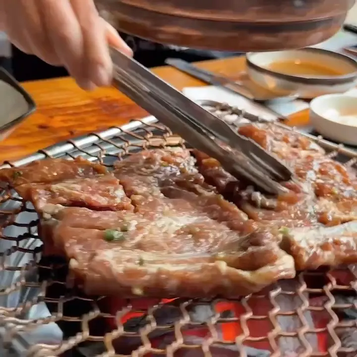 숯불 위에서 구워지는 돼지갈비