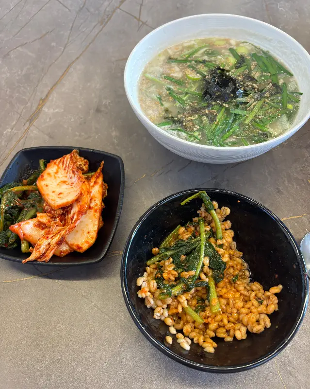 보리밥, 겉절이, 열무김치의 조화