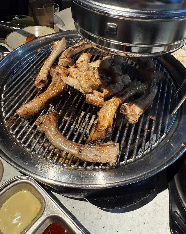 숯불 위에서 맛있게 익어가는 쪽갈비의 모습