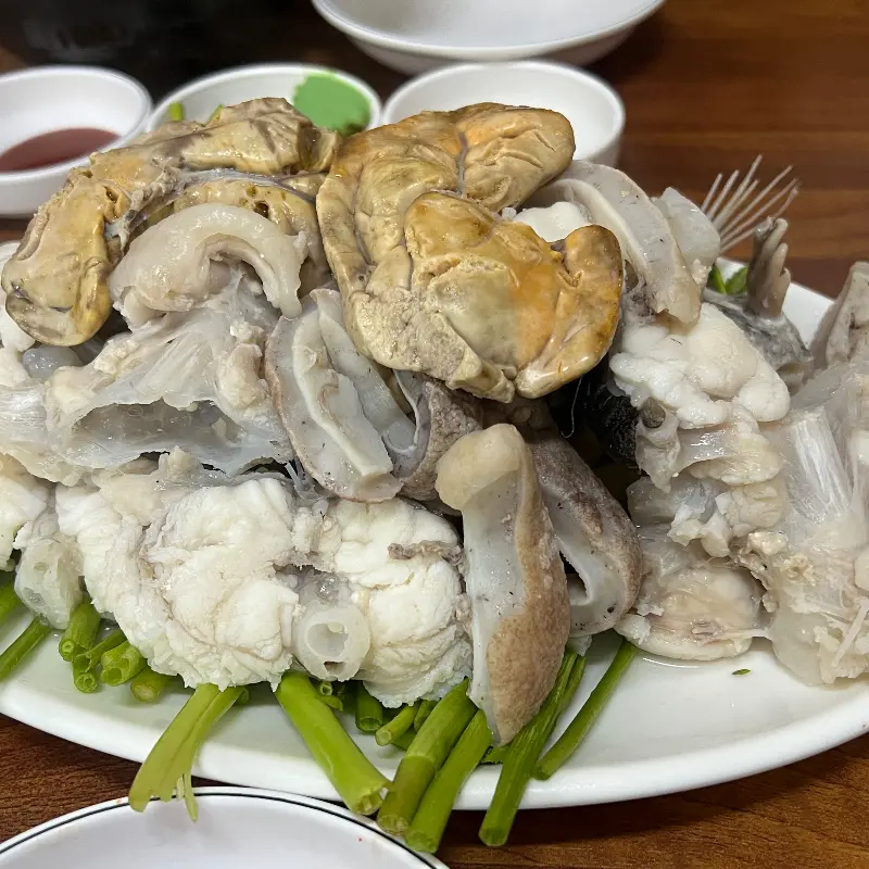 아구간이 듬뿍 올려진 아구 수육