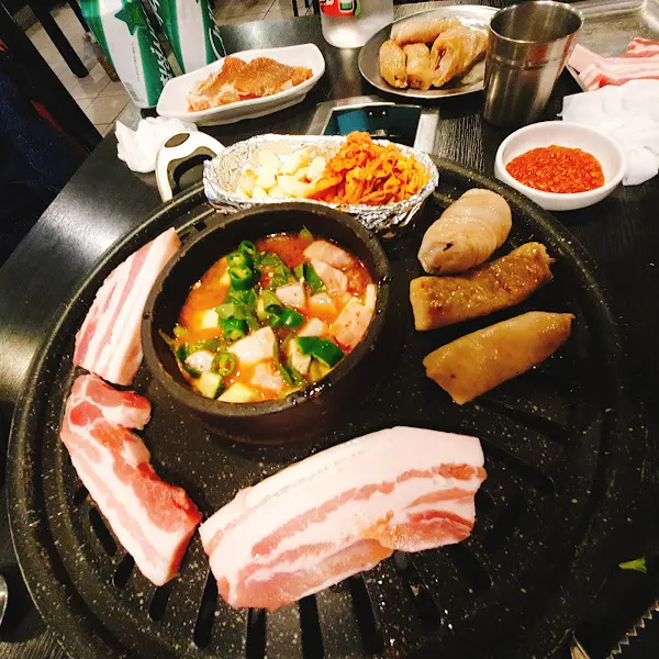 삼겹살과 꽂살, 된장찌개가 한 상 가득 차려진 모습