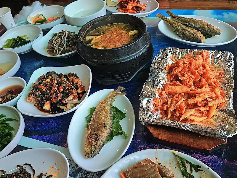 다채로운 반찬들과 돌솥밥, 된장찌개