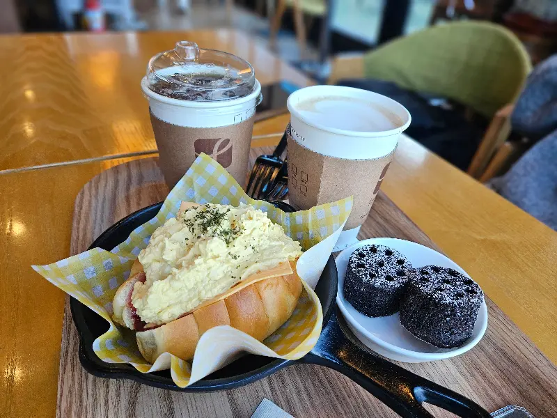 에그마요 소금빵과 음료