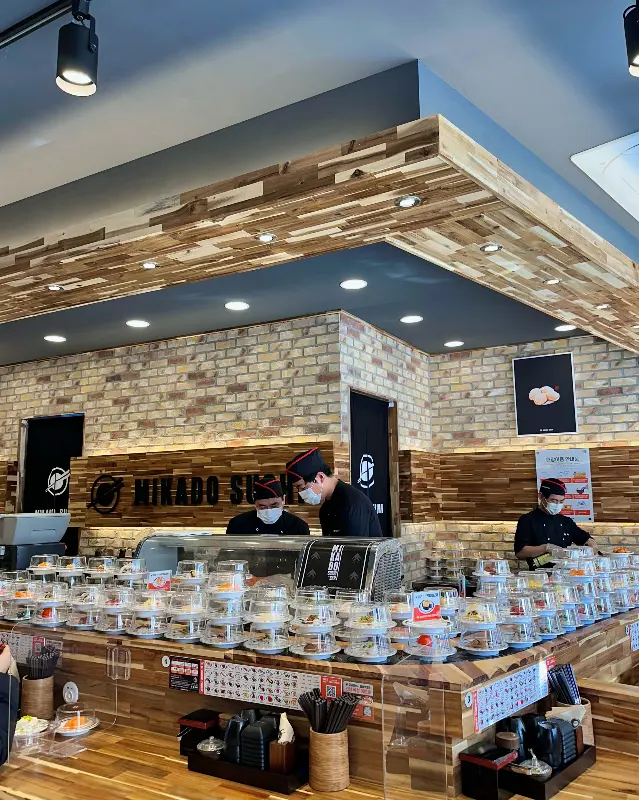 다양한 초밥이 레일 위를 신나게 달리는 중