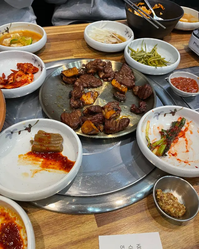 정갈하게 담긴 다양한 반찬들