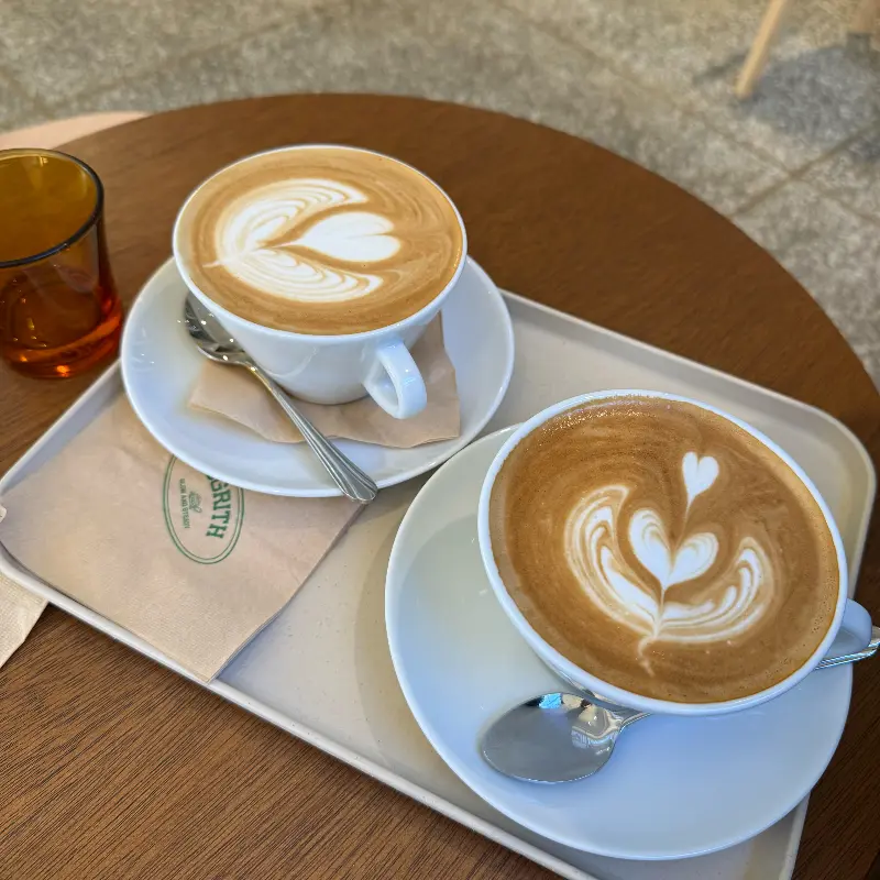 하트 라떼 아트가 인상적인 따뜻한 라떼