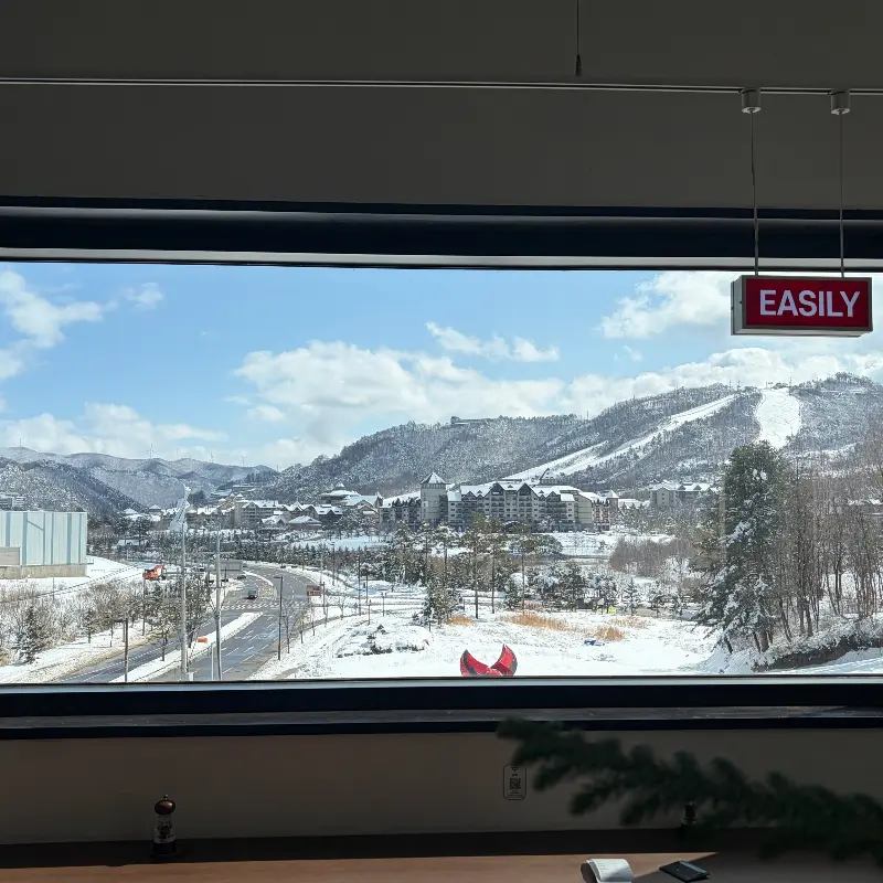 카페에서 보이는 설경