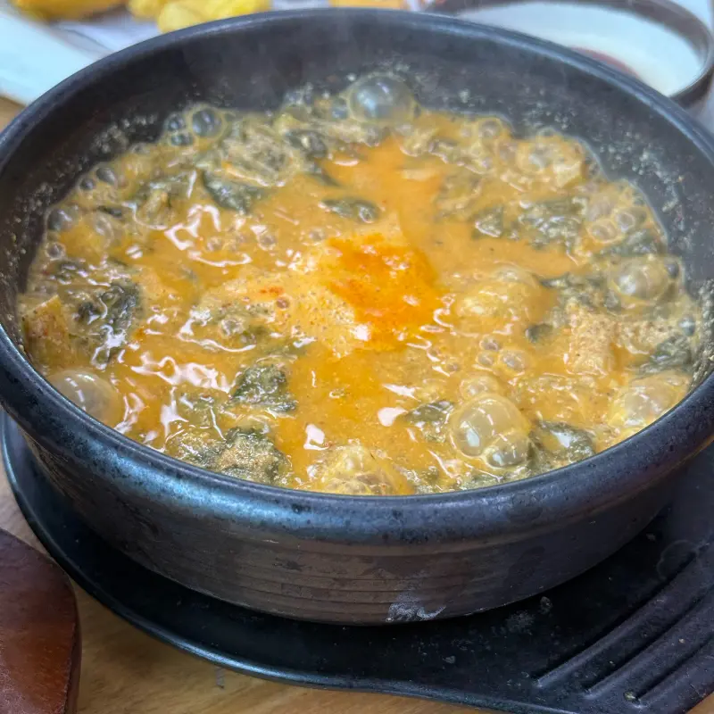 돌솥에 담겨져 보글보글 끓고 있는 추어탕 클로즈업 사진