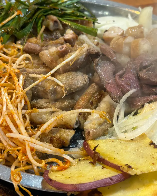 곱창과 함께 구워 먹는 숙주의 아삭한 식감이 일품이다.