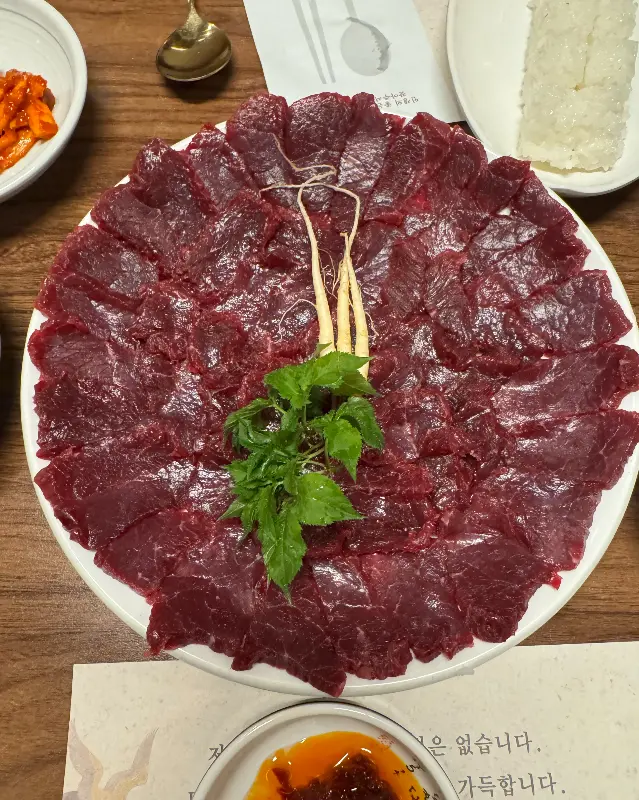 신선한 생고기 한 상차림