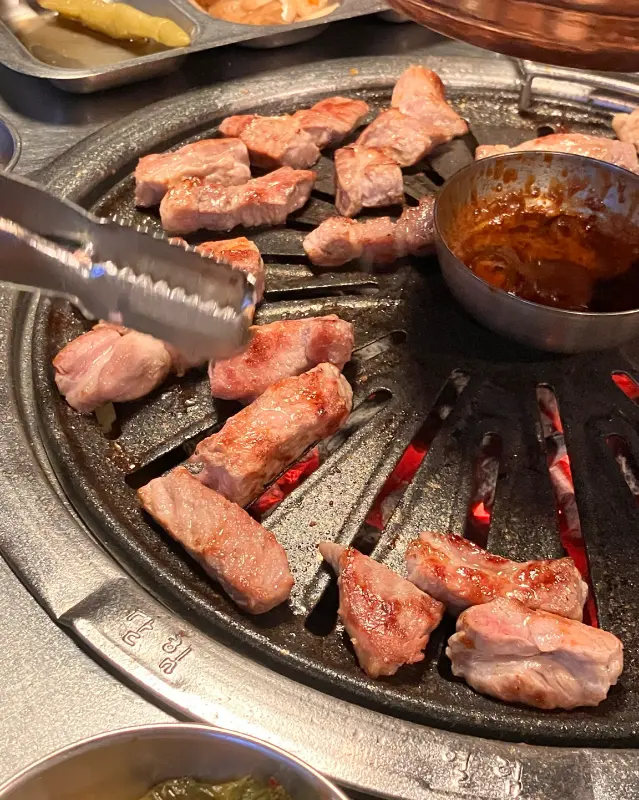 구워지고 있는 삼겹살