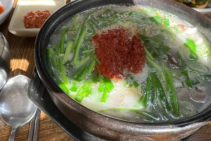 다진 양념을 푼 국밥