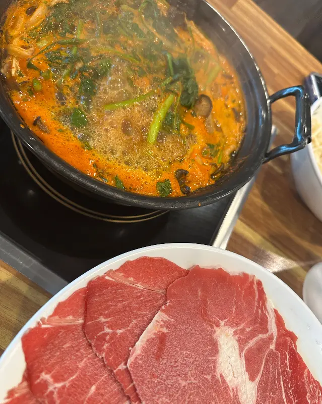 보글보글 끓고 있는 얼큰한 샤브샤브 육수
