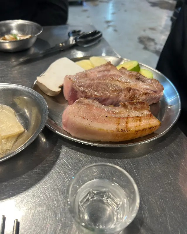 잘 구워진 흑돼지 근고기